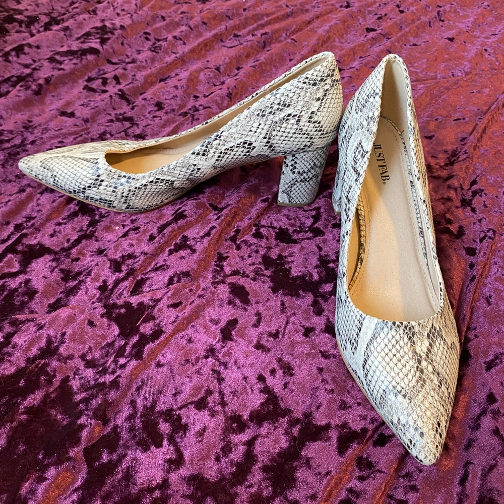 Women’s Size 12 Tan Snakeskin Pump. - Picture 4 of 8